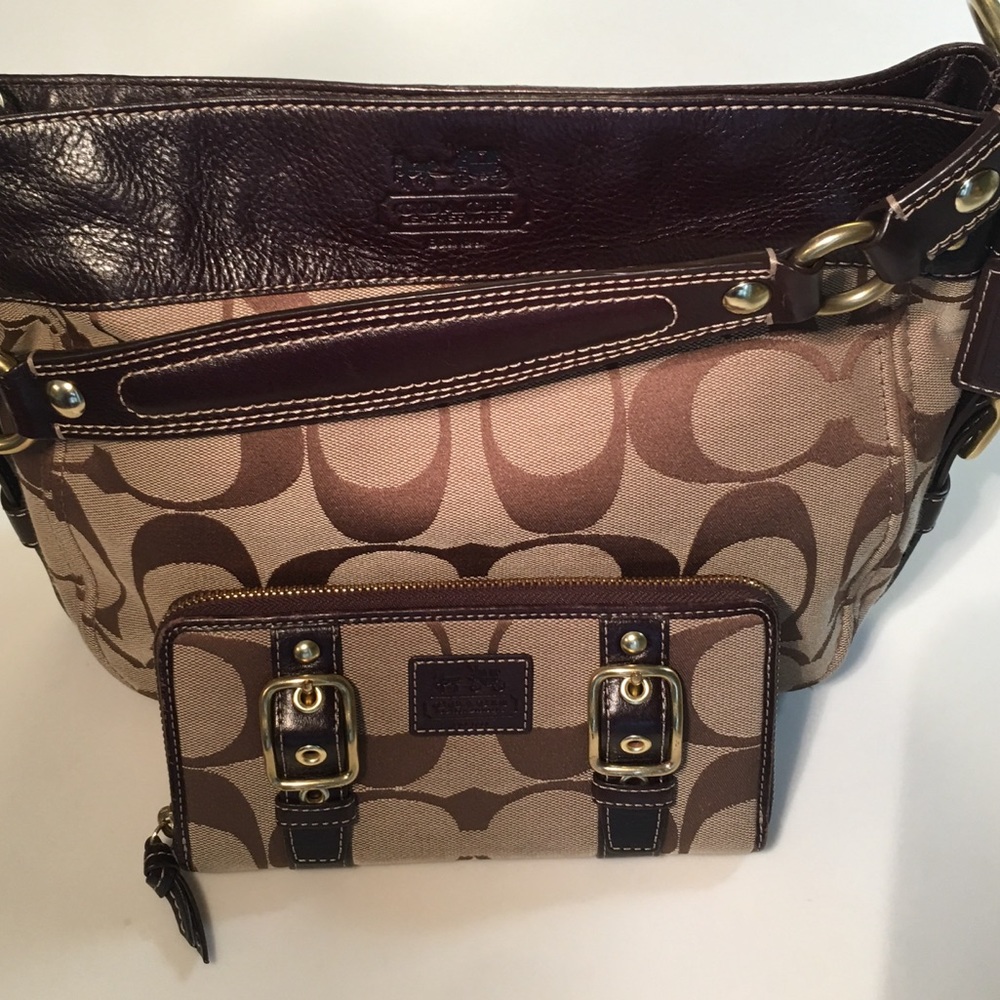 LIKE NEW Coach Signature Wallet